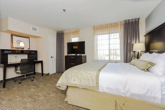 جناح بسرير كوين بغرفة نوم واحدة بمطبخ لذوي الإعاقة، Staybridge Suites Grand Forks 1/3