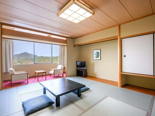 غرفة يابانية كلاسيكية بثلاثة أسرّة بإطلالة على البحر، Mercure Kyoto Miyazu Resort & Spa 1/3