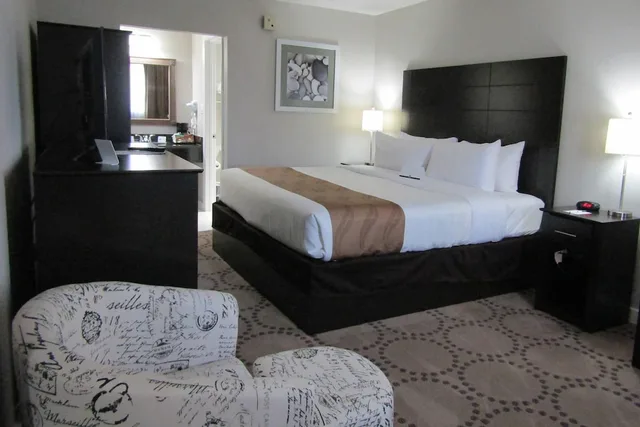 غرفة بسرير كينج بإطلالة على البحيرة، Quality Inn & Suites Kissimmee near Main Gate 6/10