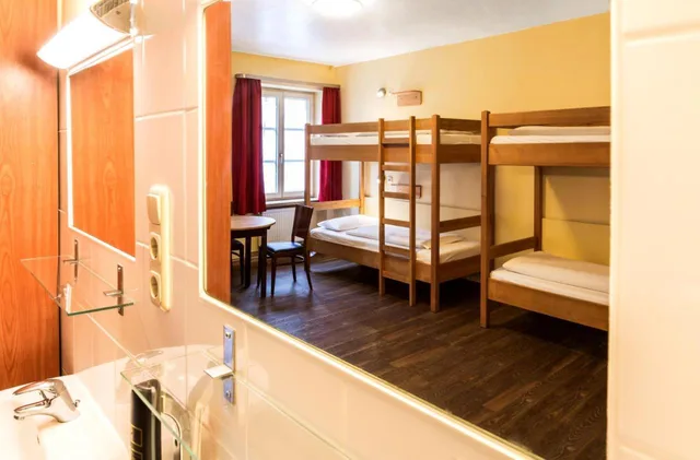 غرفة رباعية بأسرّة بطابقين بحمام مشترك، Euro Youth Hotel Munich 1/1