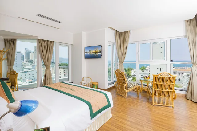 غرفة ديلوكس بسريرين منفصلين بشرفة بإطلالة جزئية على البحر، GREEN WORLD HOTEL NHA TRANG 6/10