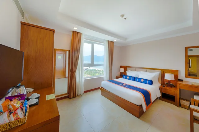 غرفة ديلوكس بسرير كينج بإطلالة جزئية على البحر، BlueSun Danang Beach Hotel 1/10