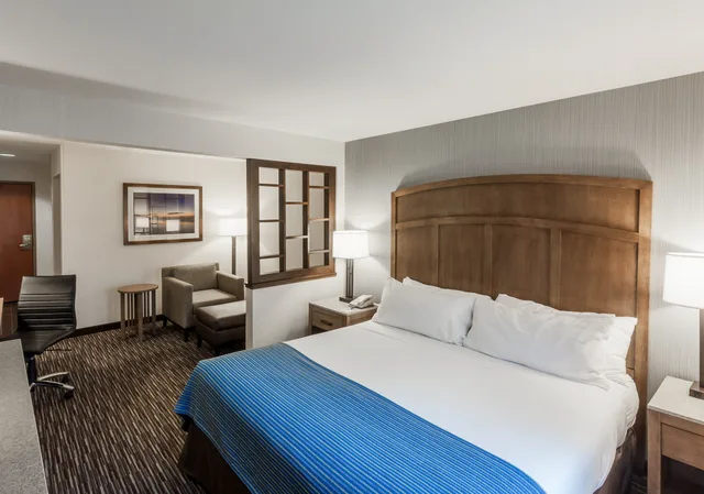 غرفة بسرير كينج لذوي الإعاقة، Holiday Inn Express Hotel Suites Carpinteria 1/10