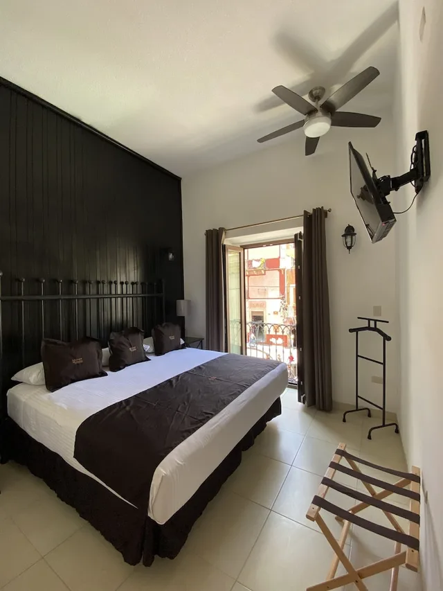 Superior, King Bed, Front View, Balcony، Hotel Plata Condesa 1/4