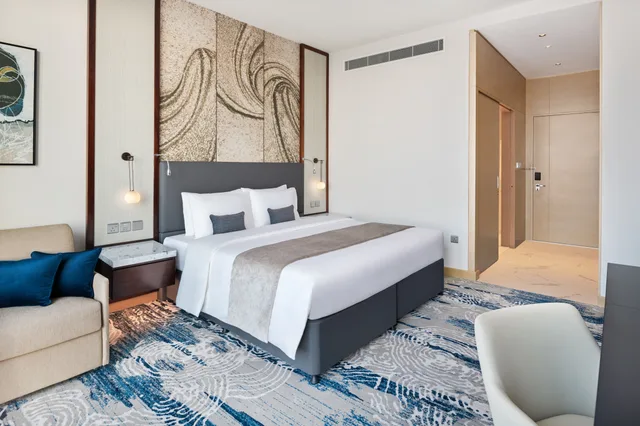 غرفة تنفيذية بسرير كينج بإطلالة على البحر، Novotel Dubai Gold District 2/2