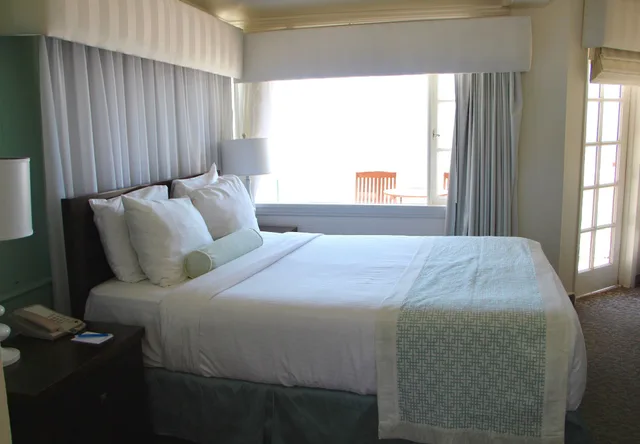 غرفة بسرير كوين بإطلالة على البحر، Capri Laguna Inn On the Beach 3/6