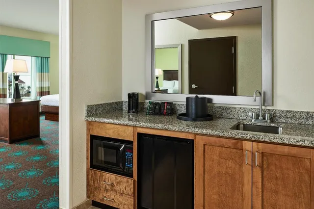 جناح استوديو بسرير كينج مع أريكة بحوض استحمام لذوي الإعاقة، Hampton Inn & Suites Destin 5/5