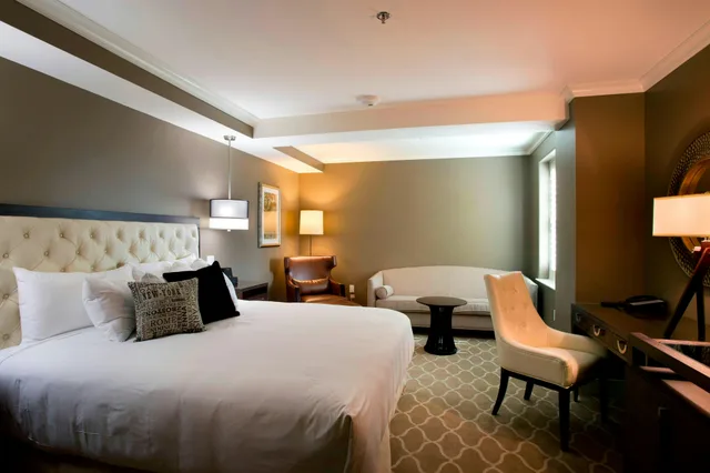 غرفة بسرير كينج، Ambassador Hotel Oklahoma City Autograph Collection 1/1