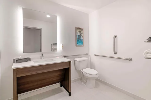 جناح لذوي الإعاقة، Comfort Inn & Suites Saratoga Springs 3/4