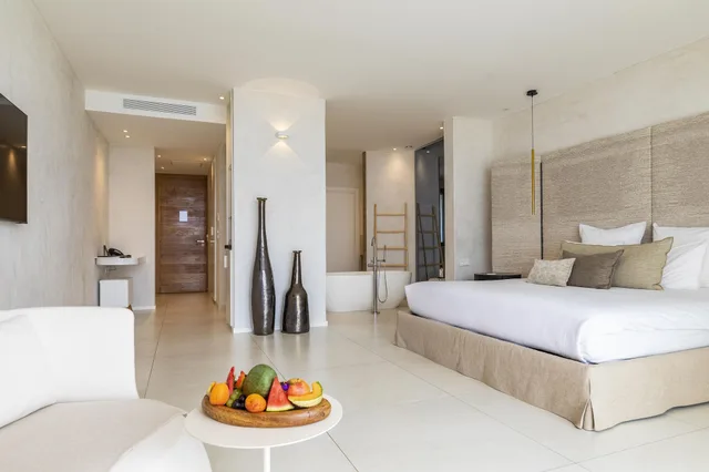 جناح سيغنتشر بسرير كينج بإطلالة على البحر بمسبح خاص، Hotel Cala Di Greco 2/4