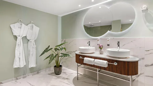 جناح بشرفة، Hotel Bristol Berlin 7/7