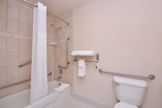 غرفة بسرير كينج بحوض استحمام لذوي الإعاقة، Best Western Plus Olympic Inn 8/9
