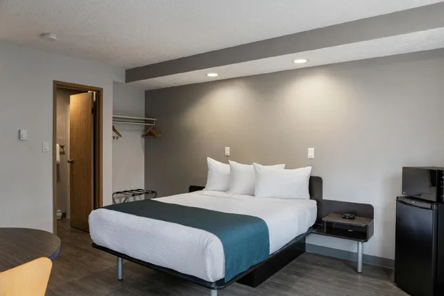 1 King Bed - Non-Smoking, Micfridge, View، Motel6 Saanichton, BC - Victoria Airport 6/10