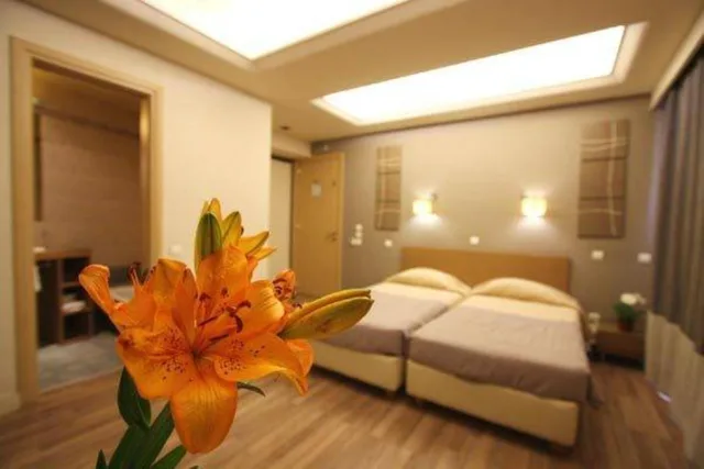 جناح جونيور، Ariston Hotel 2/2