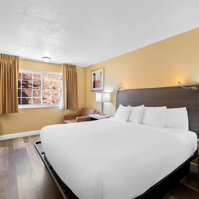 غرفة قياسية بسرير كينج، Americas Best Value Inn Suites Flagstaff 4/9