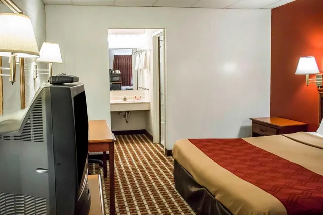 غرفة بسرير كينج للمدخنين، Econo Lodge Williamsport 3/3