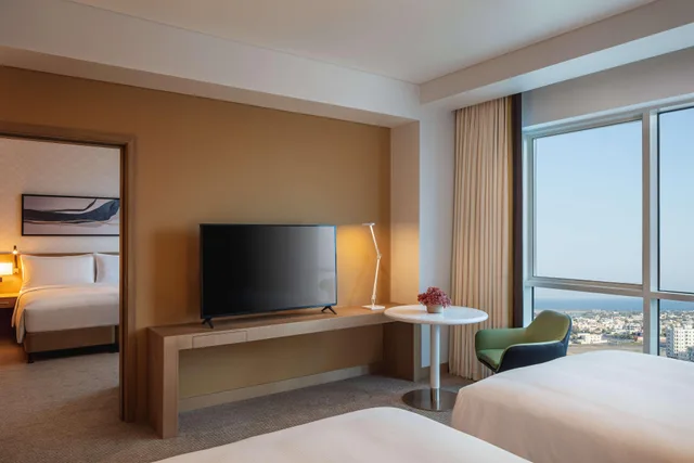 غرفة متصلة عائلية بسرير مزدوج، DoubleTree by Hilton Fujairah City 2/3