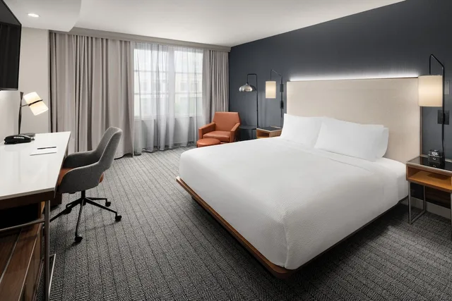 Room, King Bed, City View, Sofa, Courtyard by Marriott Seattle Bellevue/Downtown 1/6