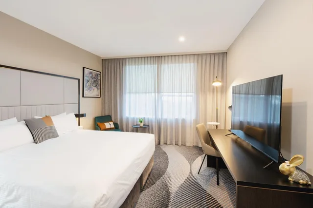غرفة متصلة بسرير مزدوج وسريرين منفصلين، Royal Pacific Hotel 1/10