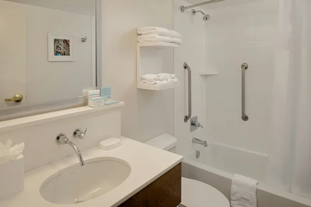 غرفة بسرير كينج لذوي الإعاقة، Hampton Inn Louisville Downtown 2/3