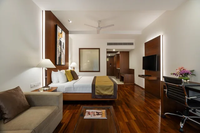 Club, King Bed, Palm Meadows Resort 2/2