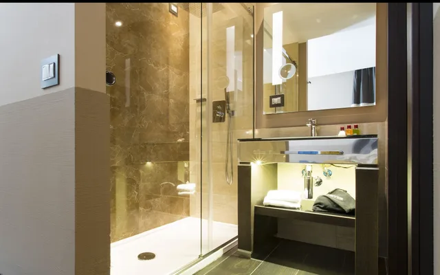 جناح جونيور، Rome Times Hotel 6/6