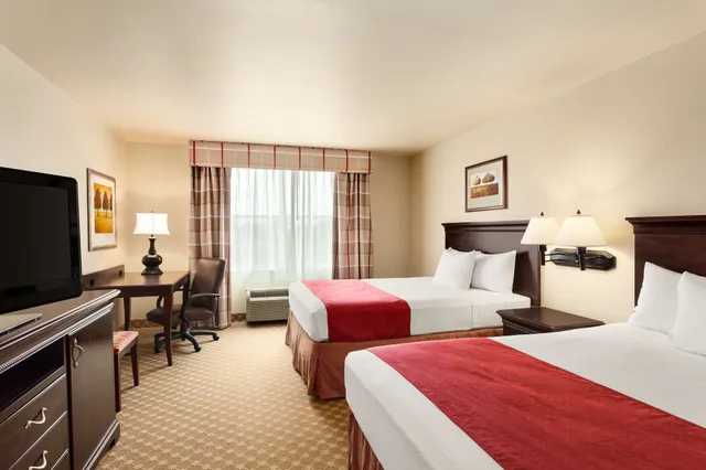 غرفة بسريرين كوين يُسمح فيها بالحيوانات الأليفة لذوي الإعاقة، Country Inn & Suites by Radisson, Carlisle, PA 1/6
