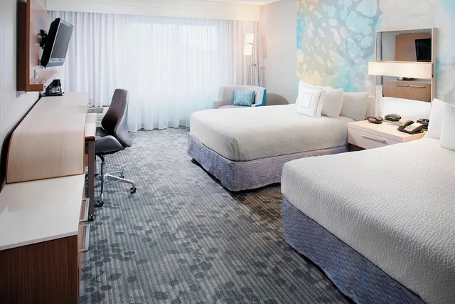 غرفة بسريرين كوين مع أريكة، Courtyard Richmond Airport 1/2