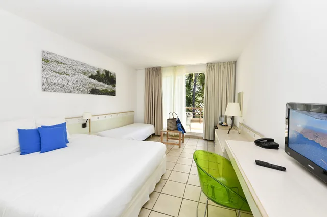 غرفة عائلية بسرير مزدوج وسريرين منفصلين، Relais de l’Hermitage St Gilles 1/2