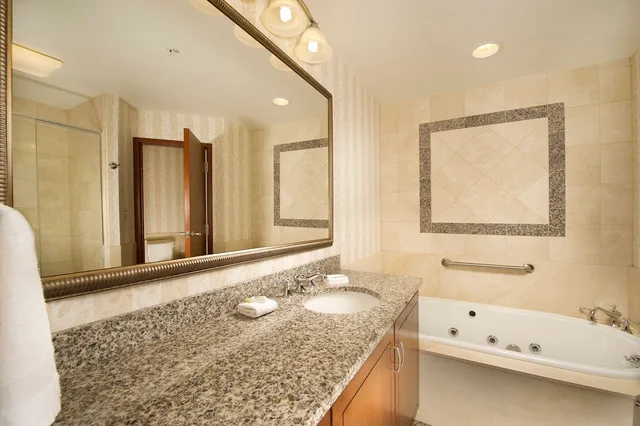 جناح بسرير كينج بغرفتين مع أريكة بحوض جاكوزي بحوض استحمام، Drury Plaza Hotel St Louis Chesterfield 7/10