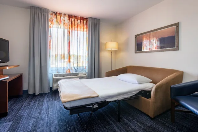 جناح بسرير كينج مع أريكة لذوي الإعاقة، Fairfield Inn Suites Smithfield 2/4