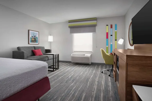 غرفة بسرير كينج مع أريكة، Hampton Inn Yorkville 4/9