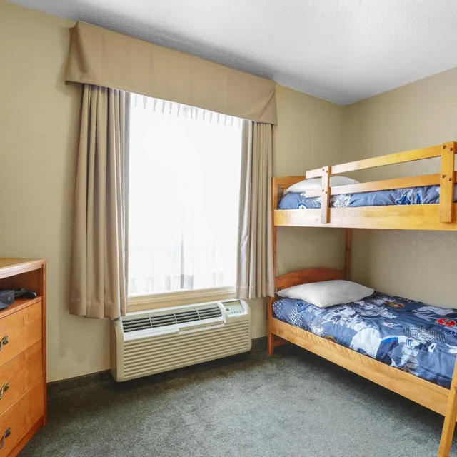 جناح عائلي بسرير كينج وأسرّة بطابقين، Days Inn Red Deer 2/4