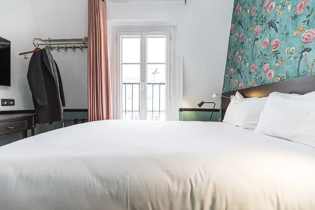 Room, Double Bed, Small, Vintage Paris Gare du Nord 7/10