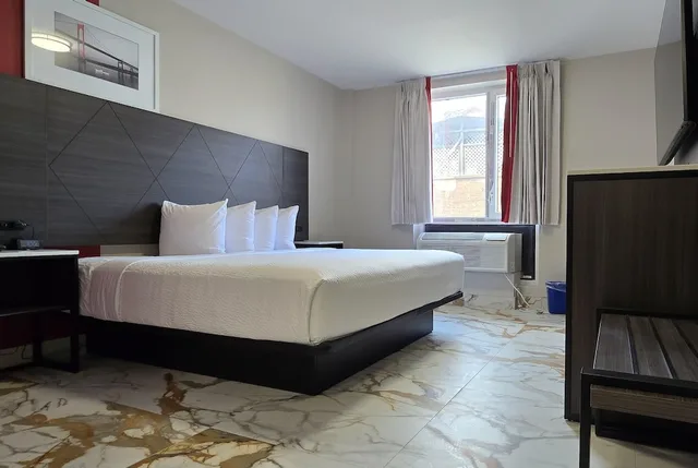 غرفة بسرير كينج لذوي الإعاقة، Ramada by Wyndham Brooklyn Empire Blvd 1/7