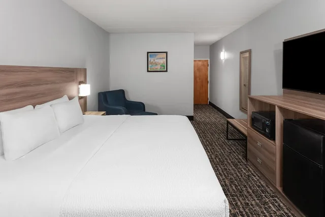 غرفة بسرير كينج لذوي الإعاقة، Baymont By Wyndham Indianapolis South 1/10