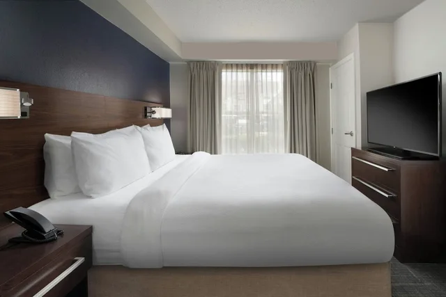 جناح بسرير كينج بغرفة نوم واحدة مع أريكة، Residence Inn New Orleans Metairie 3/9