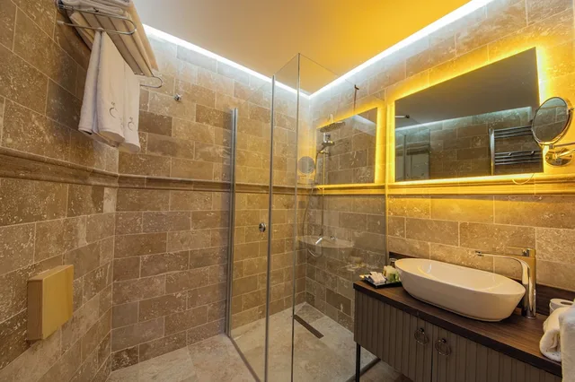Deluxe, King Bed, Four Mansions Hotel 4/6
