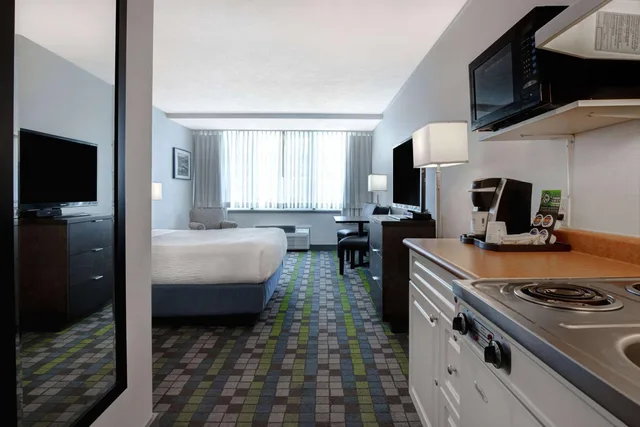 Studio, Queen Bed, Days Inn by Wyndham Victoria Airport Sidney 6/6