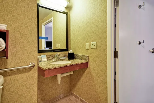 Room, Queen Bed, Accessible, Hampton Inn St. Louis - Westport 6/9