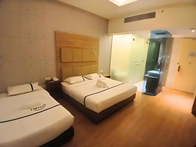 غرفة ثلاثية، Top Holiday Hotel 1/2