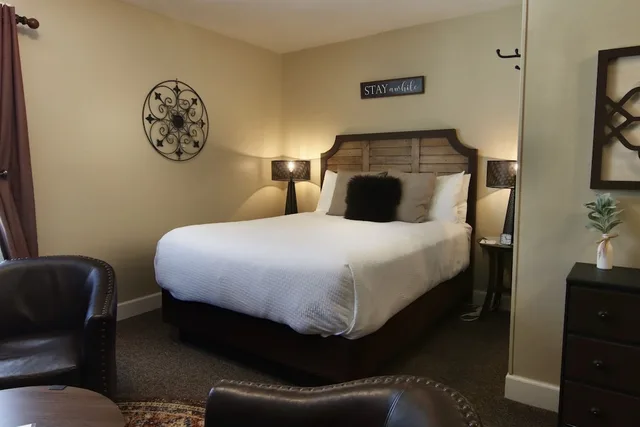 استوديو بسرير كوين، The Hotel Frankfort 1/3