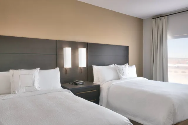 جناح بسريرين كوين بغرفة نوم واحدة مع أريكة، Residence Inn by Marriott Phoenix West/Avondale 1/3