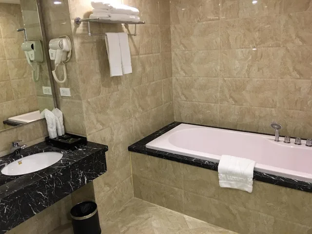 غرفة عائلية ثلاثية بسرير كينج وسرير فردي بإطلالة على المدينة، T&M Luxury Hotel Hanoi 3/3