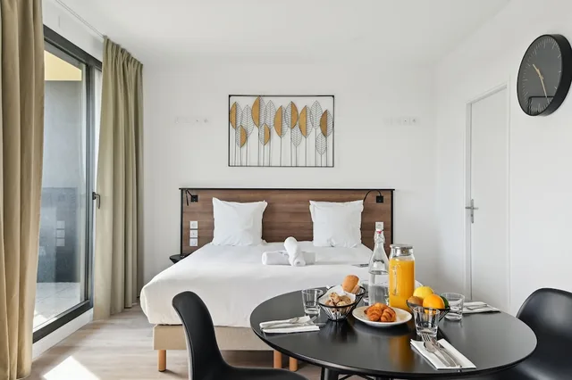 جناح تنفيذي بسرير كينج بشرفة مع أريكة، All Suites Appart Hotel Paris Ouest Colombes 2/3