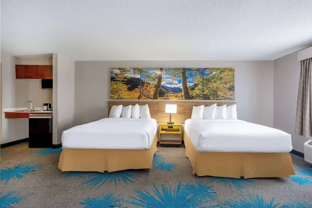 Renovated, Standard, 2 Queen Beds، Days Inn & Suites by Wyndham Denver International Airport 3/5