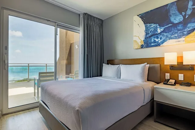 جناح بسرير كينج بإطلالة على البحر في الطابق العلوي، Embassy Suites by Hilton Aruba Resort 3/7