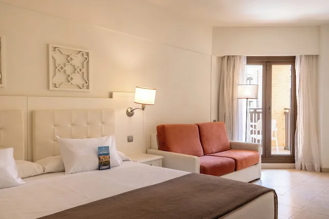 غرفة عائلية بسريرين منفصلين بإطلالة جزئية على البحر مع أريكة، Vila Gale Isla Canela 9/10