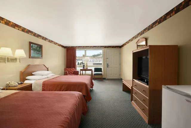 غرفة بسريرين كوين بإطلالة على المسبح، Super 8 By Wyndham Lake George/Downtown 2/3
