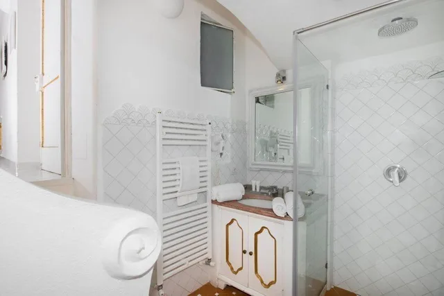 غرفة بسرير مزدوج بإطلالة على البحر بشرفة بحوض جاكوزي، Villa Yiara 2/2